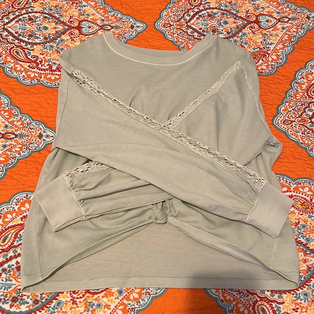 Hollister California light green top with lace sleeve detail. Size M.